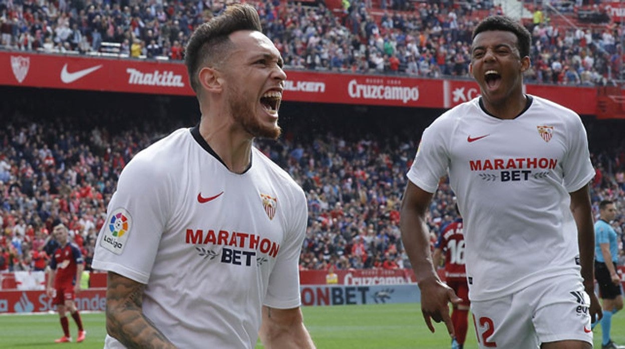 Lucas ocampos y Koundé celebran un tanto del atacante argentino en el último encuentro en el que los aficionados sevillistas pudieron acudir al Ramón Sánchez-Pizjuán ante Osasuna