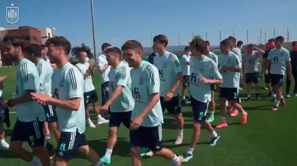 Pozo y Bryan, en el centro, cuando abandonan el césped de la Ciudad del Fútbol de Las Rozas