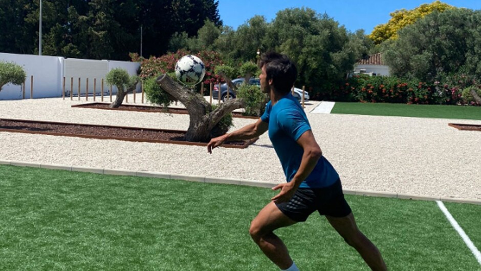 Los juegos con el balón de Óliver Torres durante sus vacaciones
