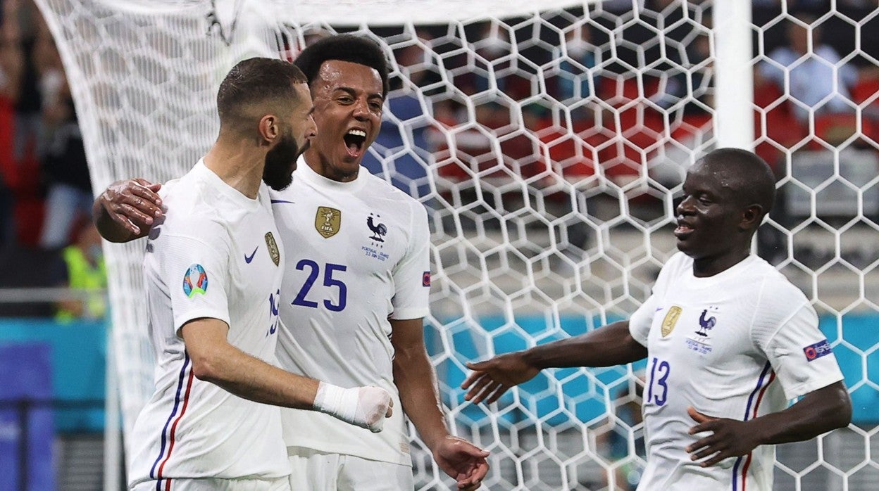 Benzema celebra con Koundé y Kanté uno de sus goles a Portugal