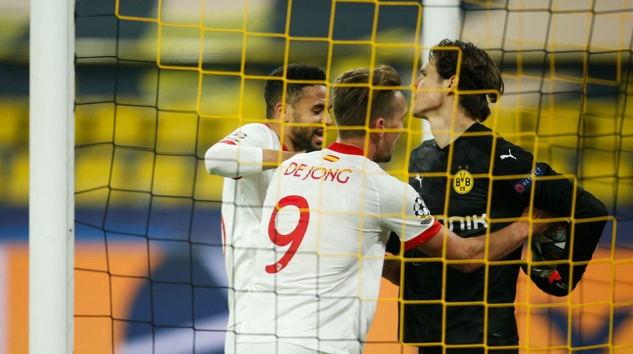 De Jong y En-Nesyri buscan sacar rápido tras un gol en el Borussia Dortmund-Sevilla de la pasada Champions