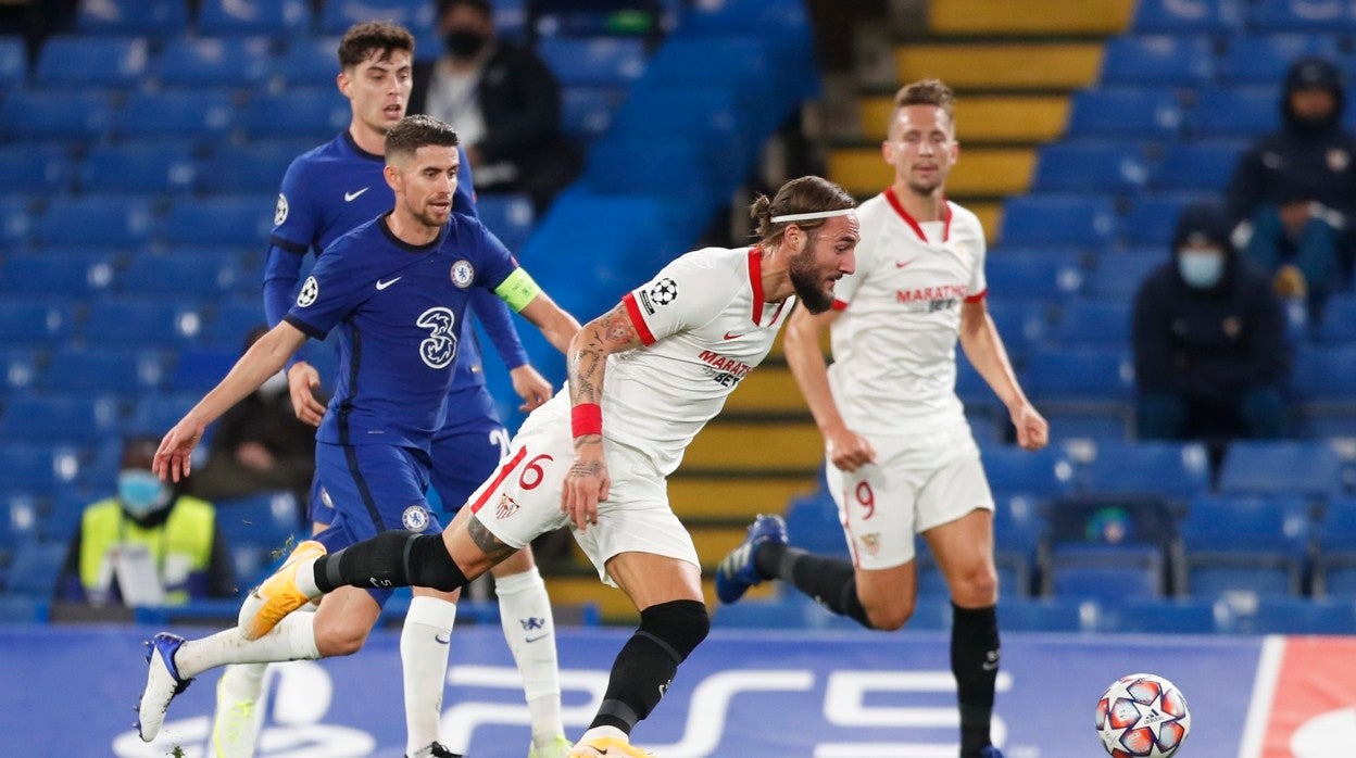Gudelj conduce el balón en el Chelsea-Sevilla