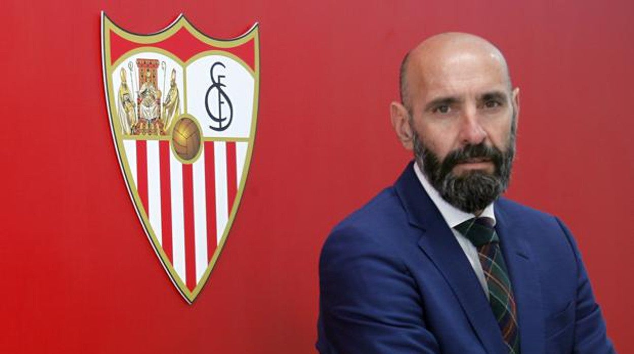 El director deportivo del Sevilla, Monchi, posa en las instalaciones del club