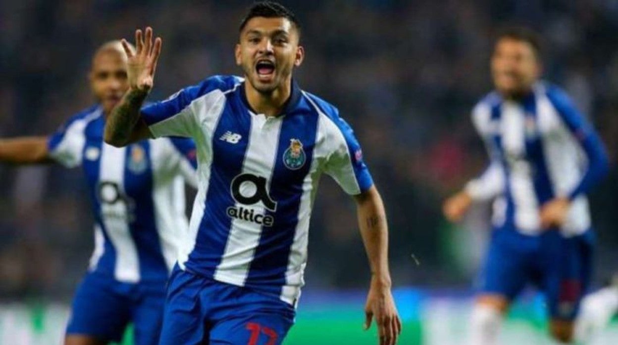 Jesús Manuel 'Tecatito' Corona celebra un gol con el Oporto
