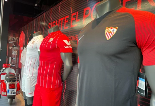 Así lucen ya las nuevas equipaciones del Sevilla FC para la temporada 2021-22 en la tienda del estadio Ramón Sánchez-Pizjuán