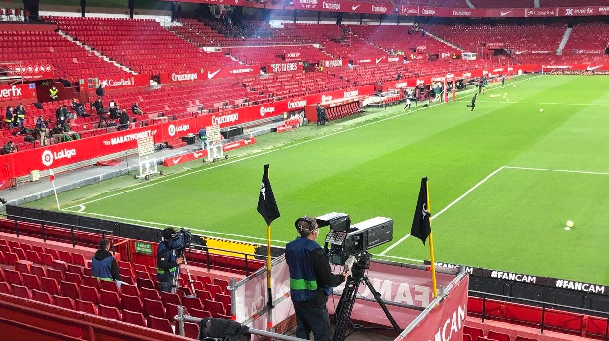 Un operador de cámara en el estadio Sánchez-Pizjuán