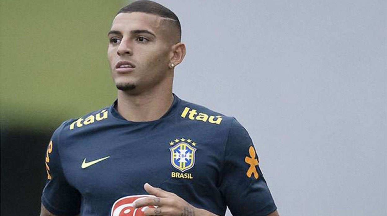 Diego Carlos, en un entrenamiento con Brasil