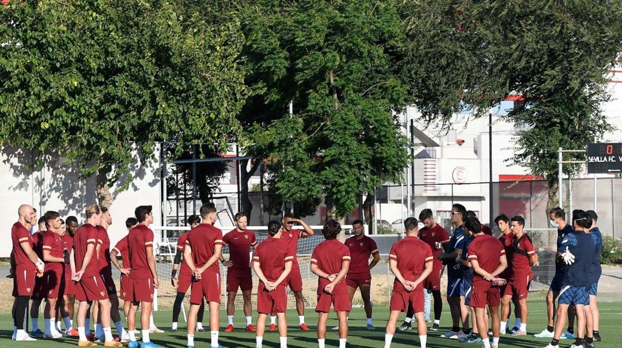 Julen Lopetegui durante la charla inicial a los jugadores del Sevilla FC en el primer entrenamiento de la temporada 2021-22