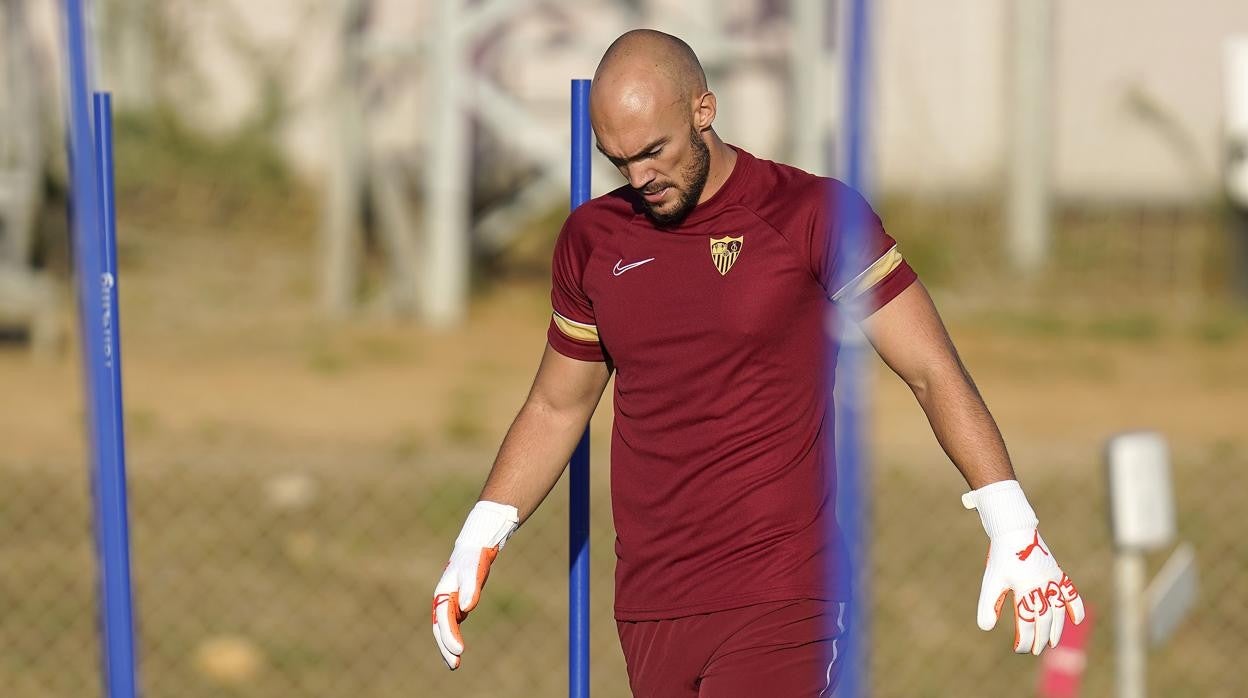 Dmitrovic, en el primer entrenamiento del Sevilla
