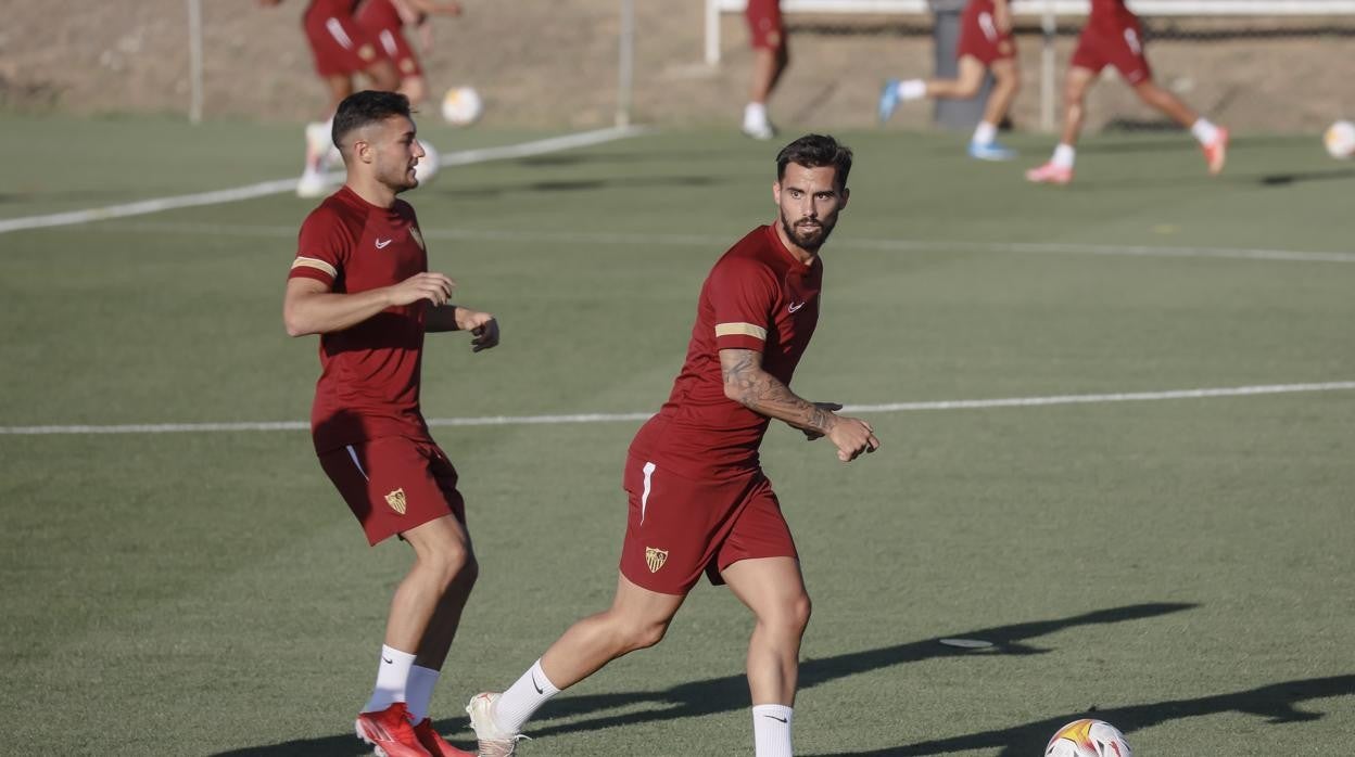 Óscar y Suso, en la sesión de entrenamiento del Sevilla FC celebrada esta tarde en la ciudad deportiva