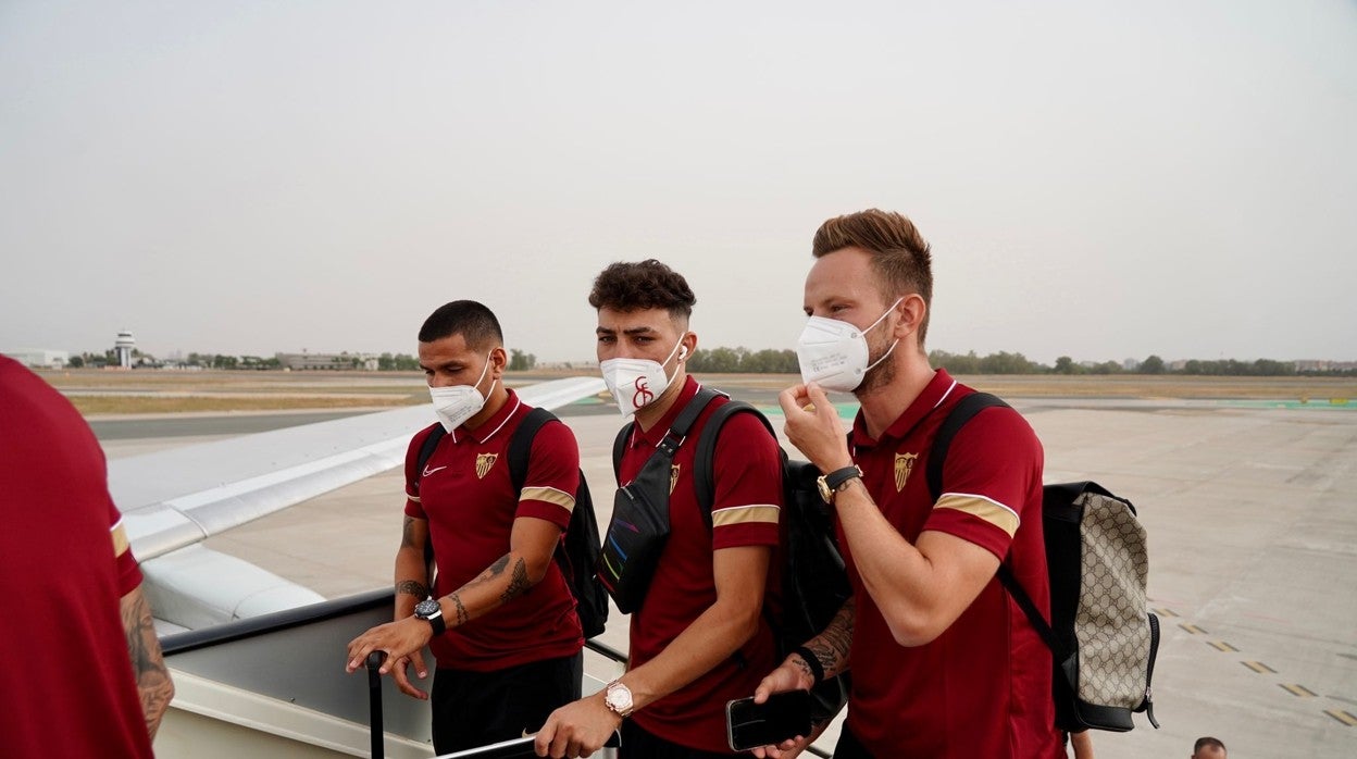 Rony Lopes, Munir y Rakitic subiendo al avión que desplaza al Sevilla FC a Alicante