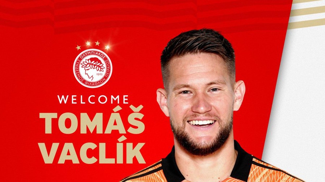 Tomas Vaclik posa con la camiseta del Olympiacos, su nuevo club