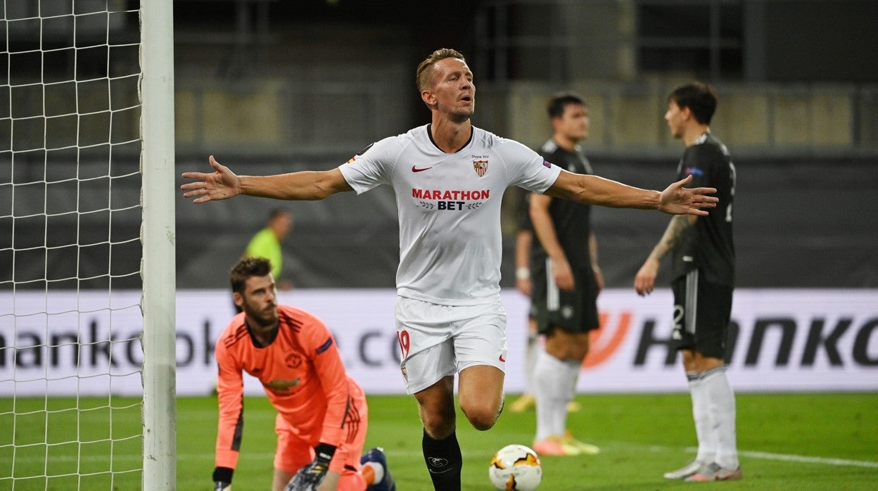Luuk de Jong celebra el gol que le marcó al Manchester United en la fase final de la Europa League 19-20