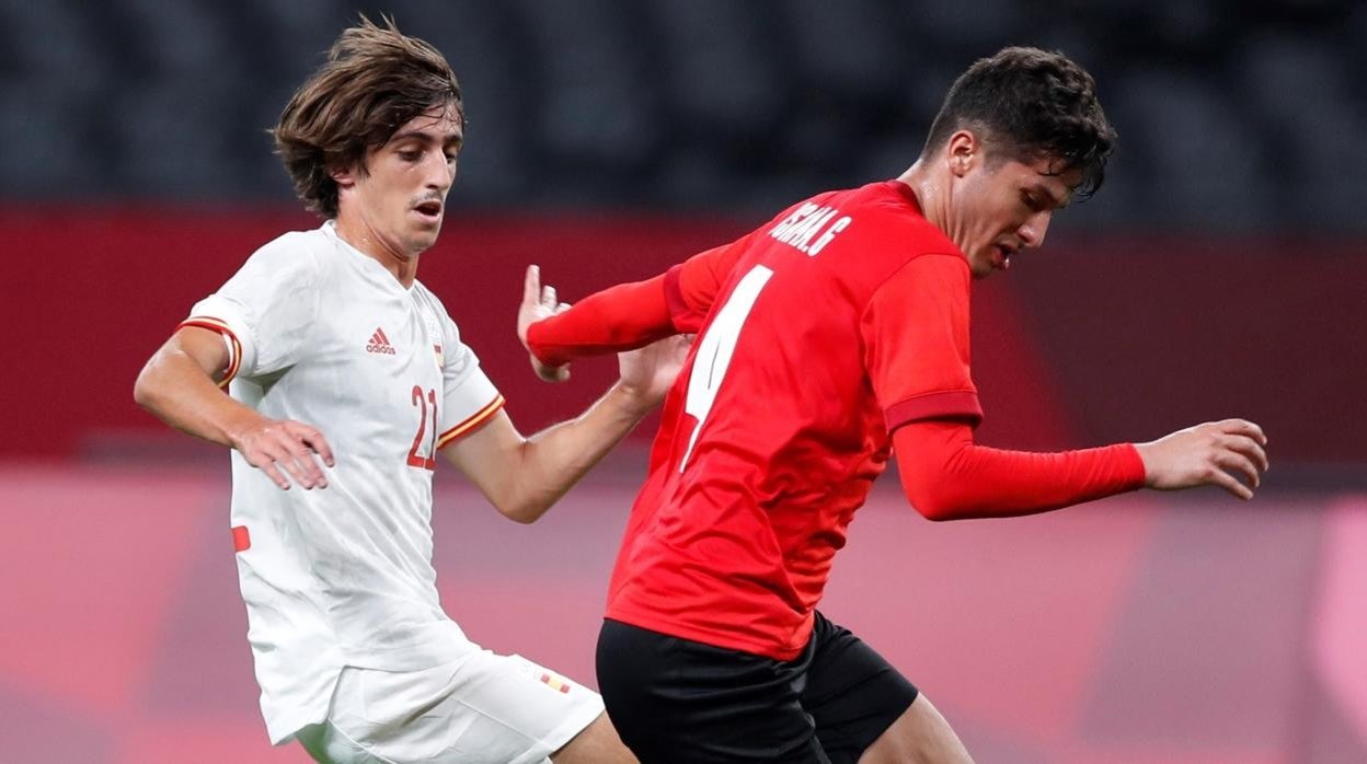 Bryan Gil presiona a un rival durante el España - Egipto de los Juegos de Tokio