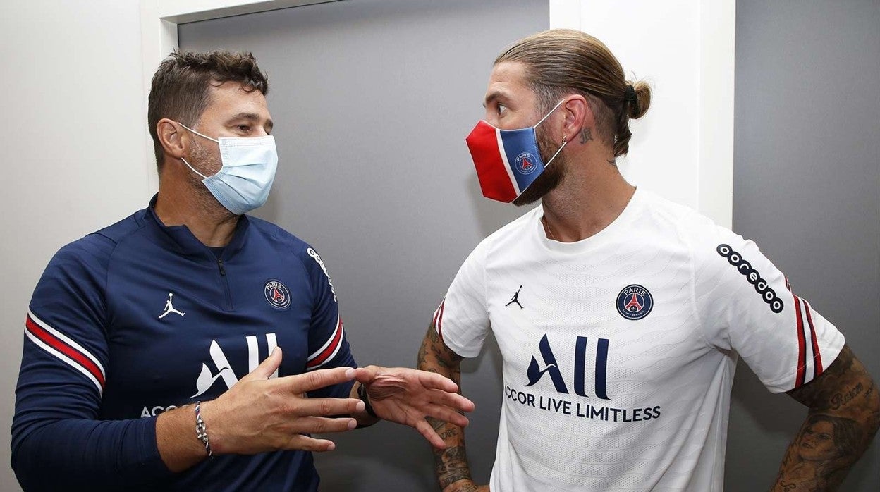 Sergio Ramos, recién llegado al PSG, dialoga con su nuevo entrenador, Mauricio Pochettino