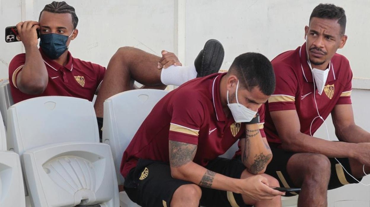 Koundé, junto a Rony Lopes y Fernando, antes del amistoso del Sevilla FC ante el PSG