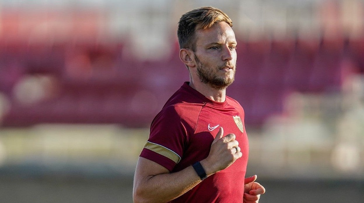 Ivan Rakitic durante un entrenamiento de esta pretemporada del Sevilla FC