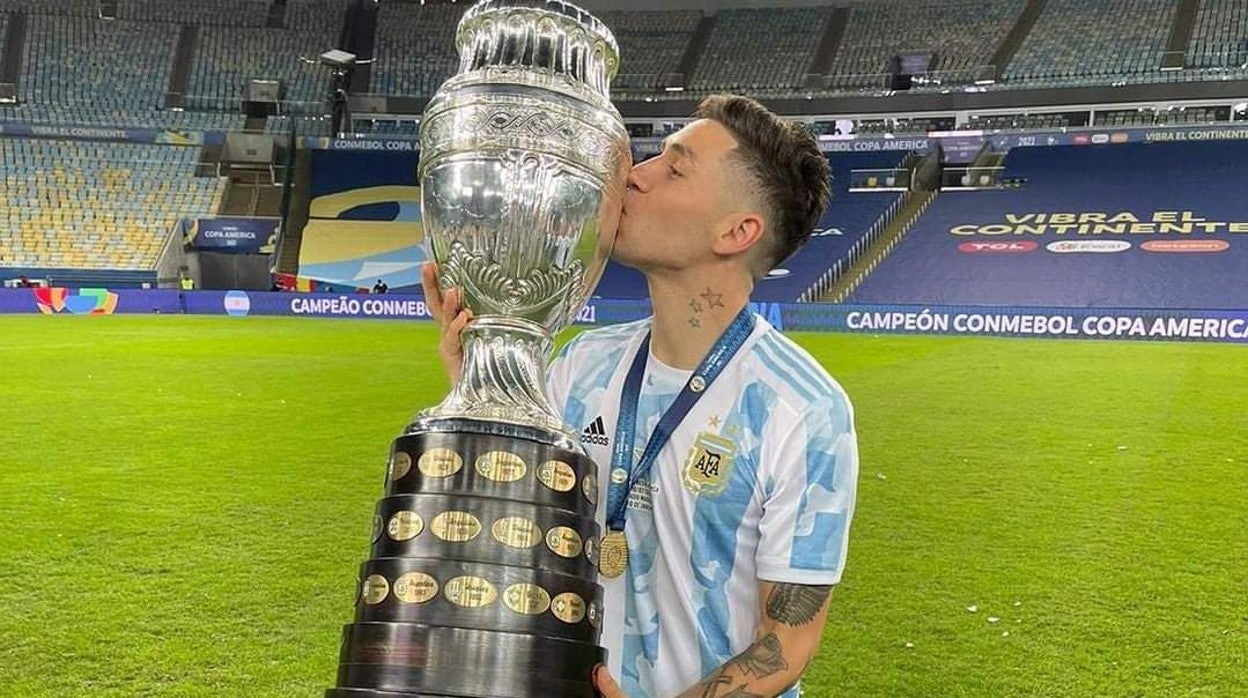 Gonzalo Montiel besa la Copa América