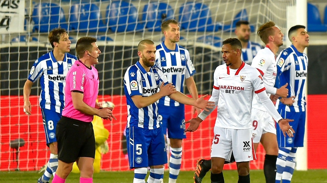 Díaz de Mera habla con Fernando durante el Alavés-Sevilla de la pasada campaña