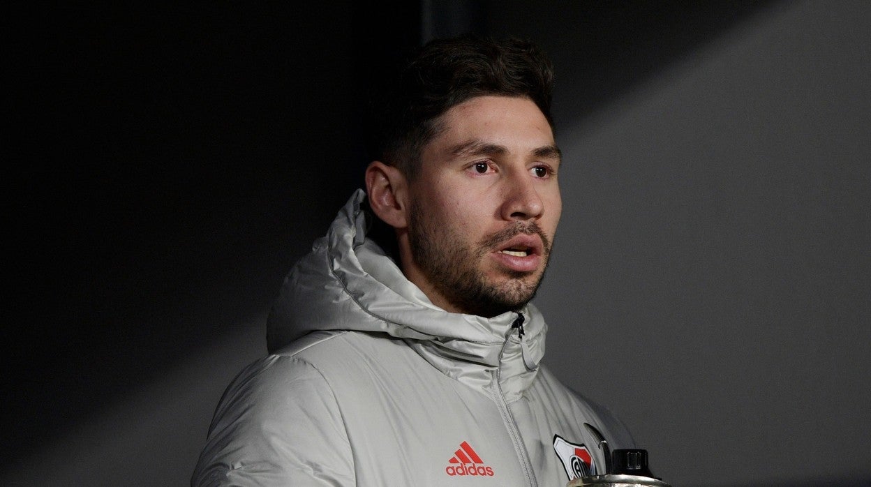 Gonzalo Montiel observa el partido River-Atlético Mineiro de anoche en la Copa Libertadores