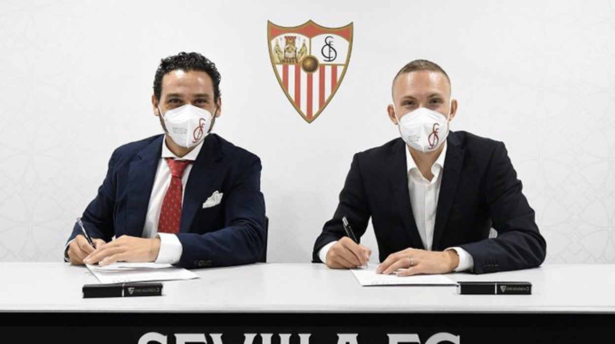 Ludwig Augustinsson durante la firma del contrato que lo une al Sevilla FC hasta junio de 2025