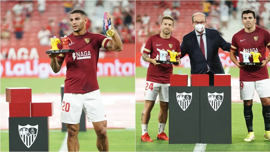 El Sevilla homenajea a Diego Carlos, Papu Gómez y Acuña por sus trofeos