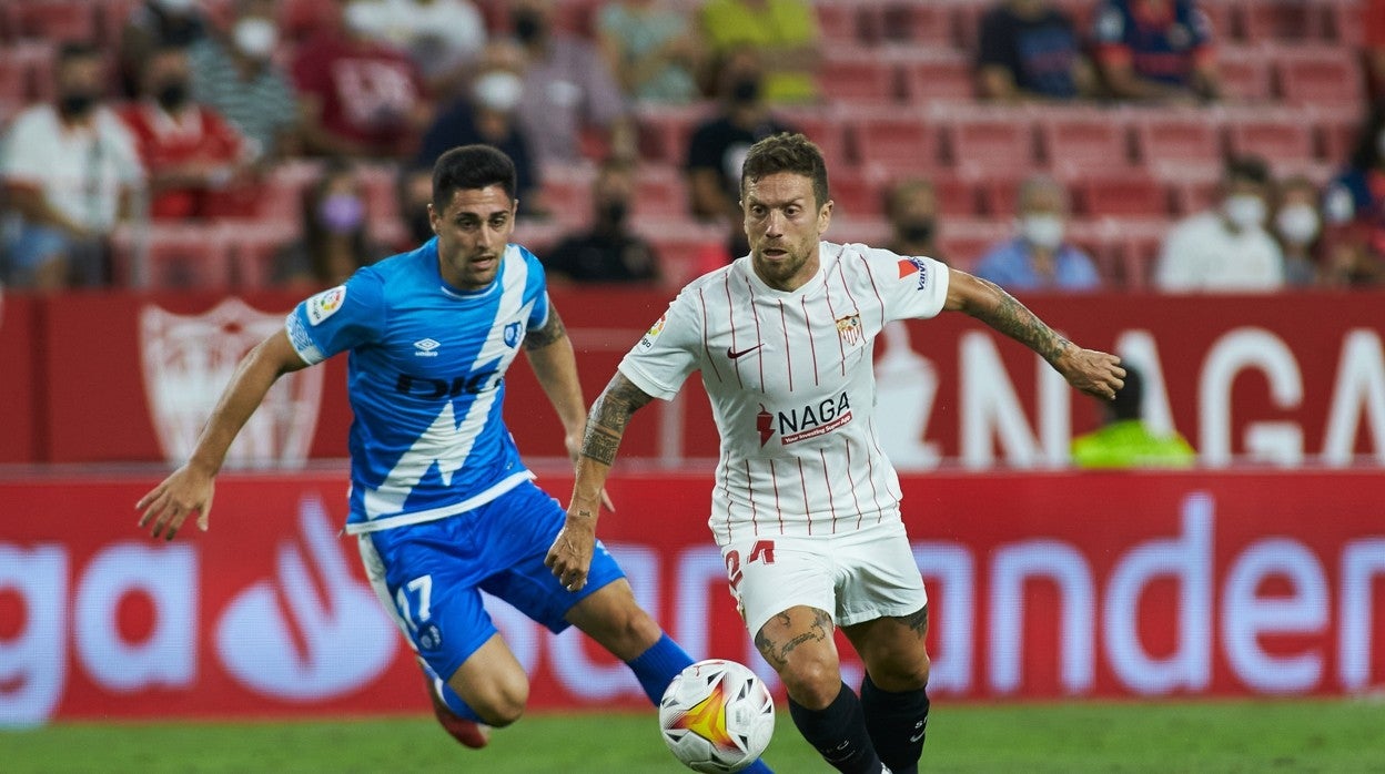 Papu Gómez conduce el balón el Sevilla-Rayo