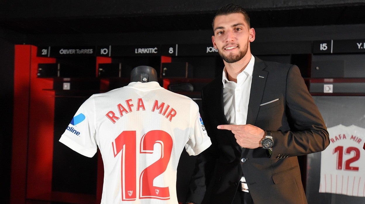 Mir posa con su nueva elástica como sevillista