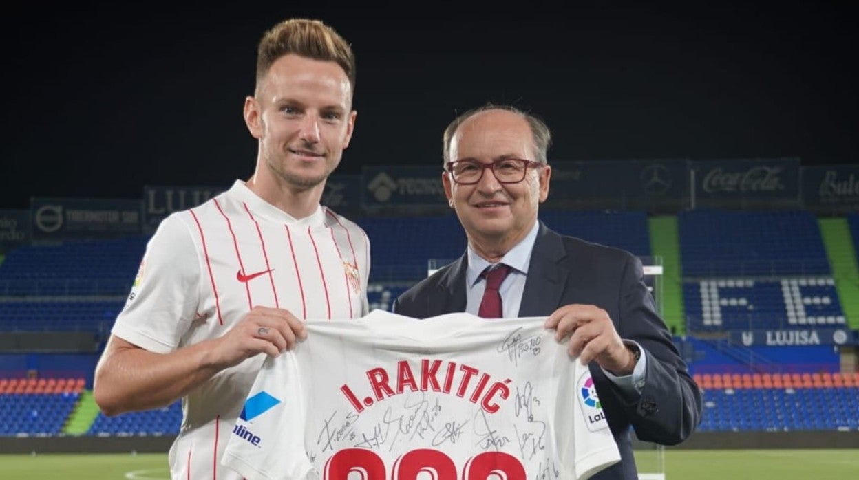 José Castro e Ivan Rakitic posan con la camiseta con la que el Sevilla FC quiso homenajear a uno de sus capitanes por alcanzar los 200 partidos con la elástica sevillista