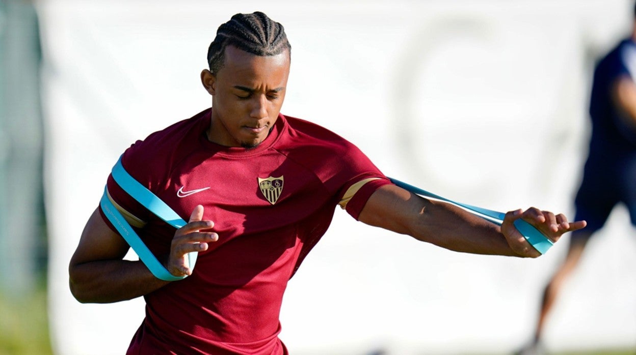 Chelsea y Sevilla negocian por Koundé