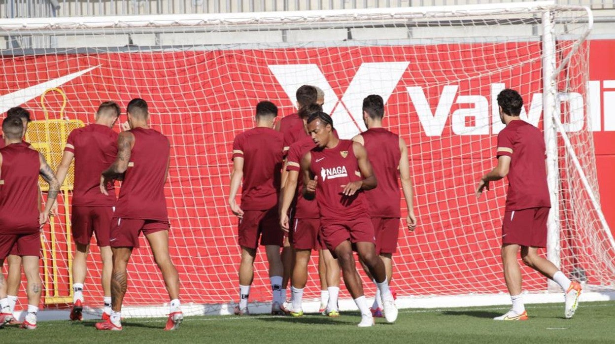 Jules Koundé durante el entrenamiento del Sevilla FC previo al duelo ante el Elche CF