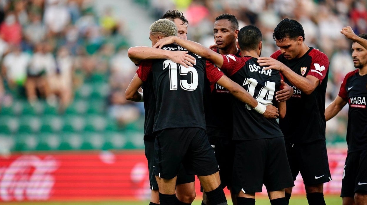 Los sevillistas abrazan a En-Nesyri en el gol del marroquí