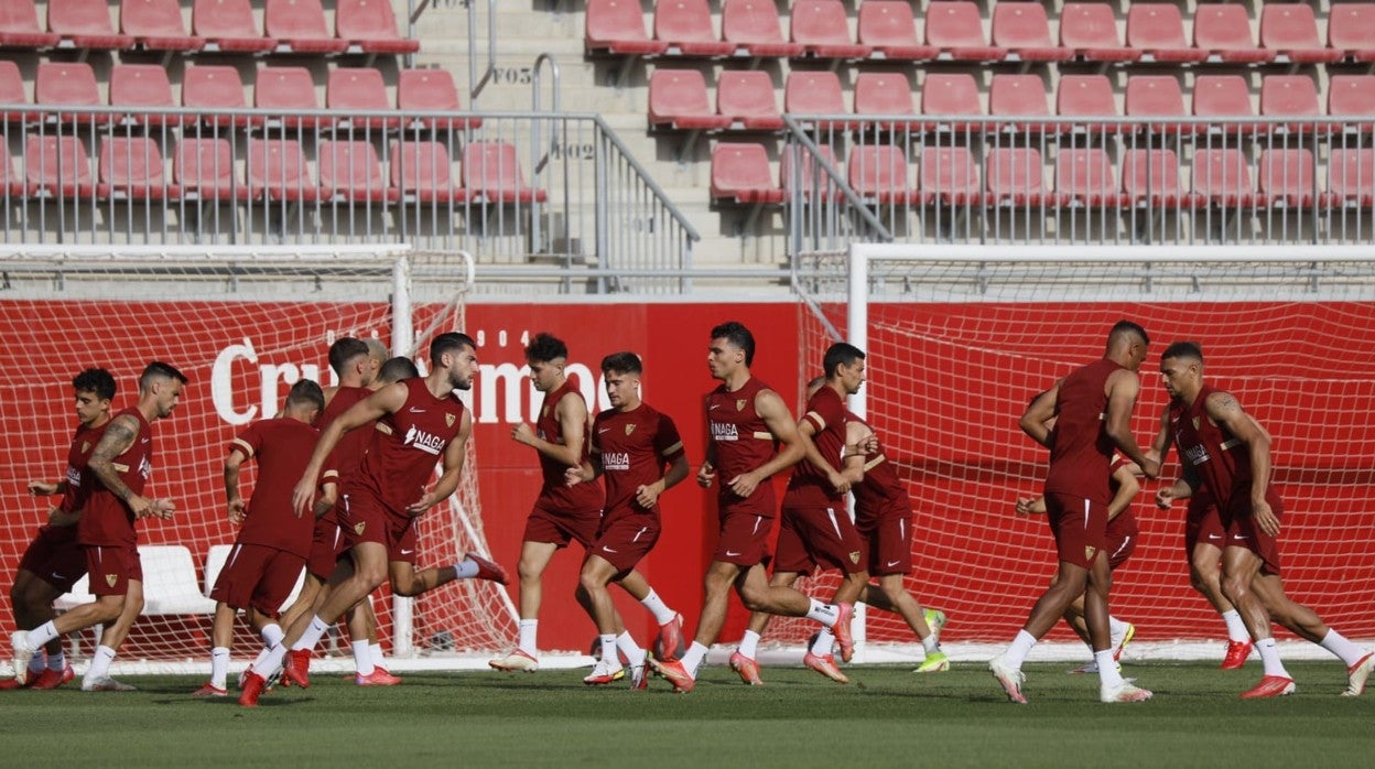 Los jugadores del Sevilla FC se ejercitan en la ciudad deportiva sevillista
