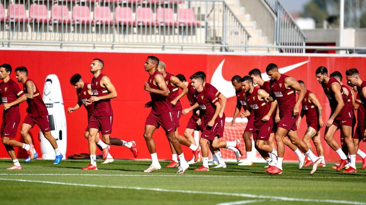 Los jugadores del Sevilla FC, durante un entrenamiento en la ciudad deportiva