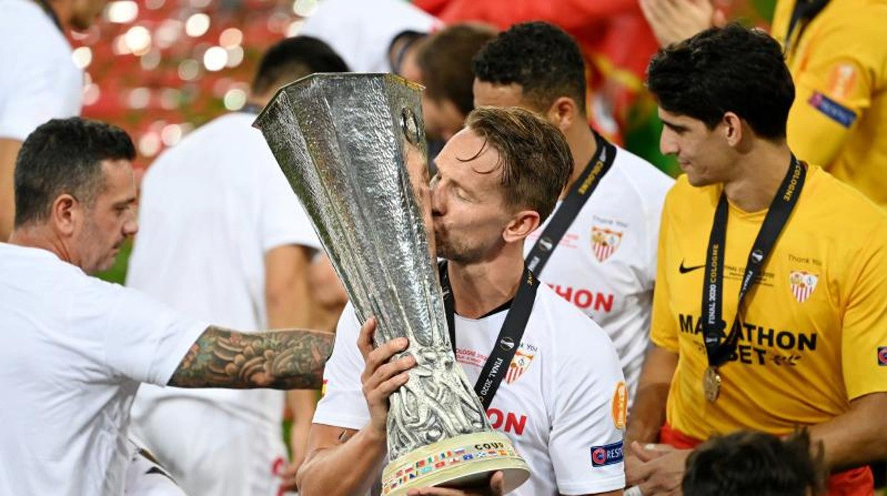 LUUK DE JONG CON L TROFEO DE LA SEXTA EUROPA LEAGUE DEL SEVILLA FC