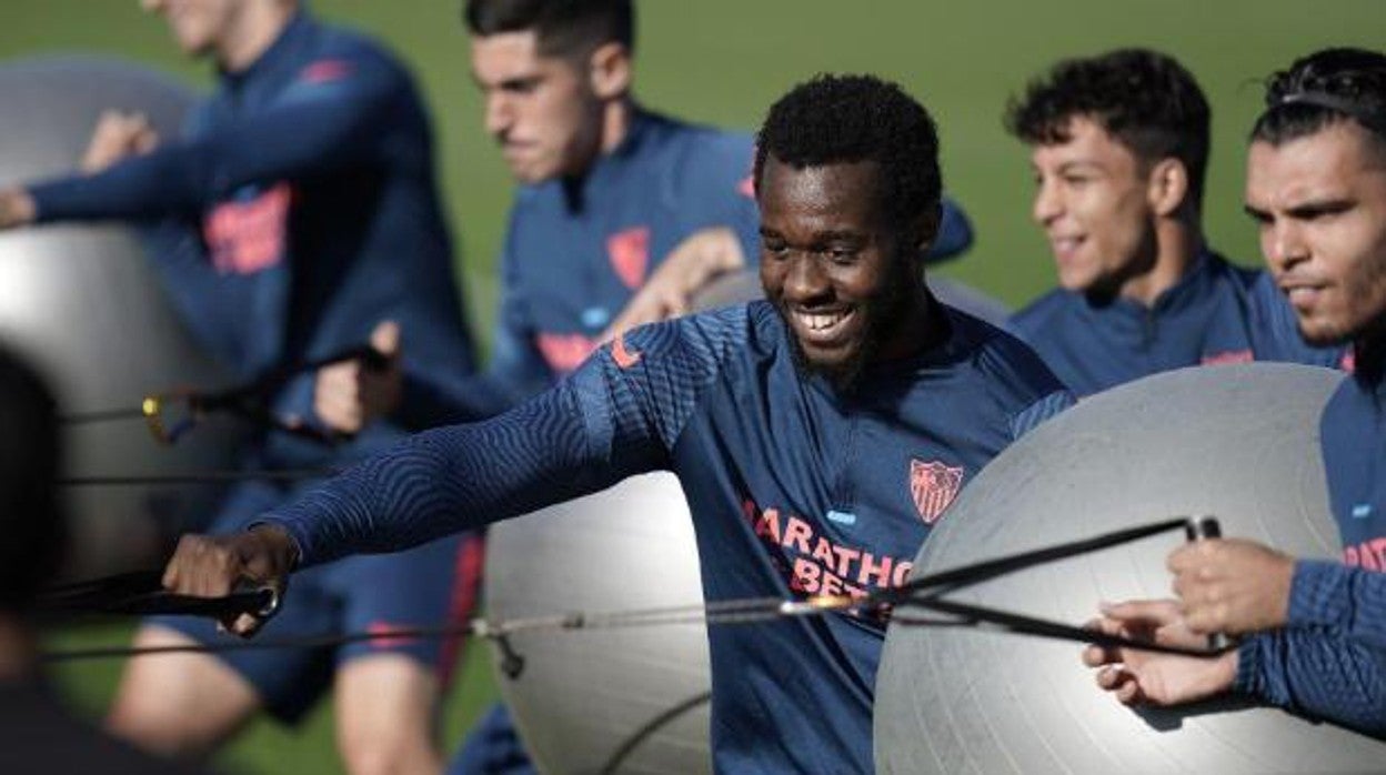 Joris Gnagnon, en un entrenamiento del Sevilla FC
