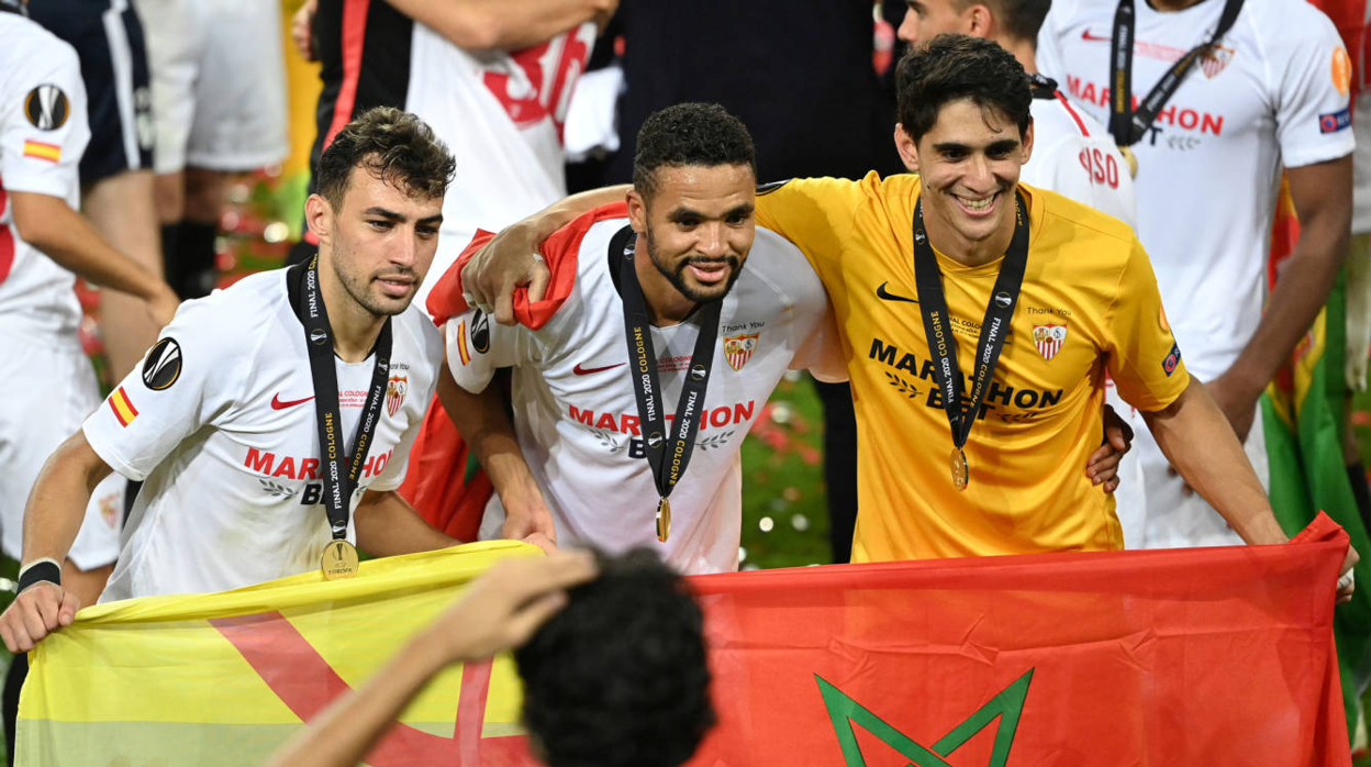 Munir, En-Nesyri y Bono celebrando la consecución de la UEFA Europa League
