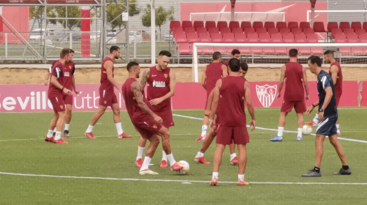 Lucas Ocampos se ha ejercitado junto al resto de sus compañeros