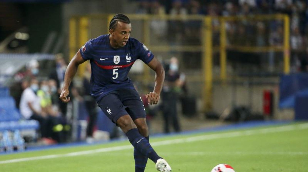 Jules Koundé en un encuentro con la selección francesa