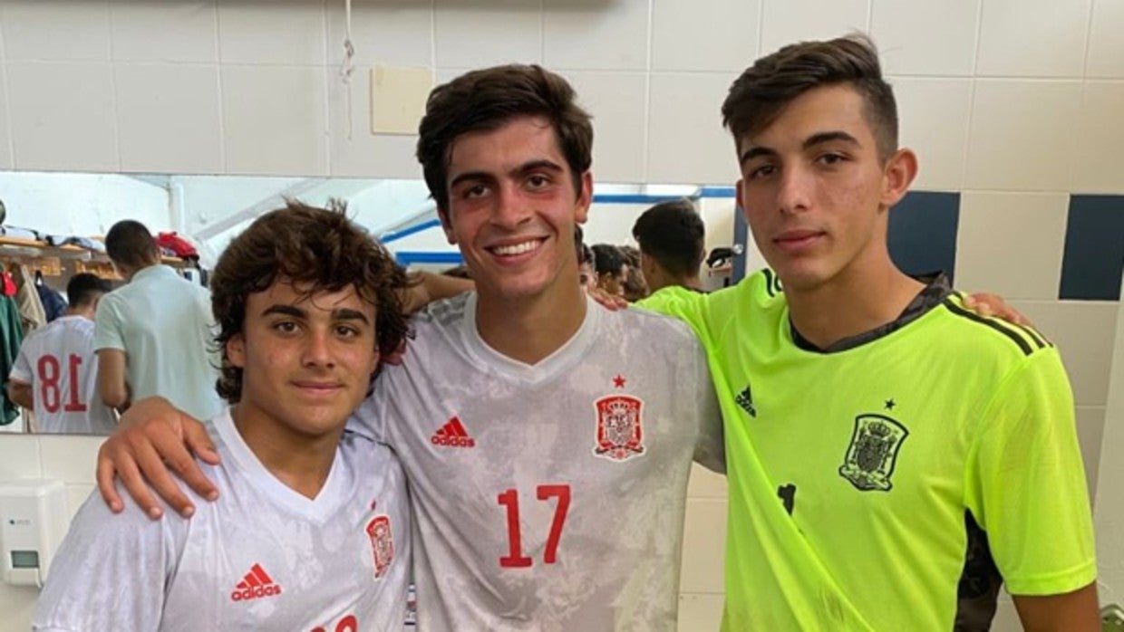 Carlos Álvarez, Juanlu y Alberto Flores posan tras el primer amistoso contra México