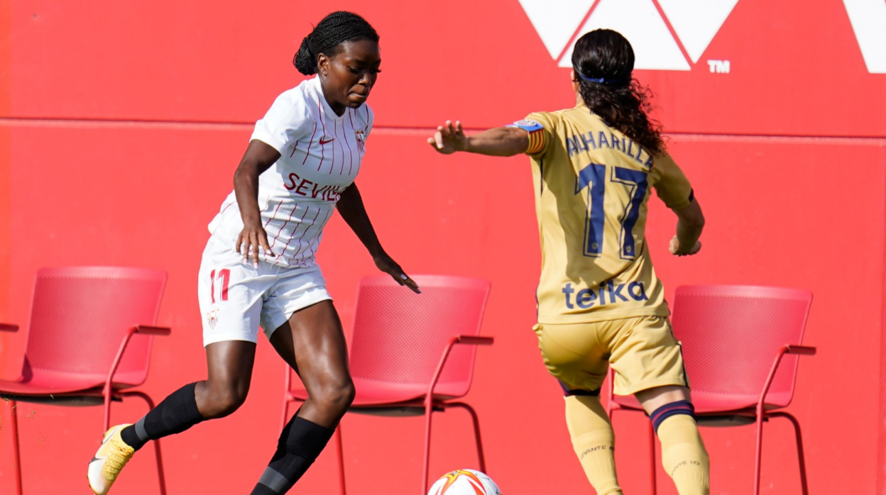 Toni Payne, ante la levantinista Alharilla, en un lance del Sevilla FC Femenino - Levante