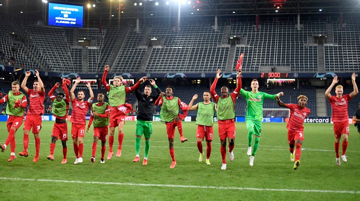 Los jugadores del Salzburgo celebran su victoria en la fase previa de la Champions esta temporada