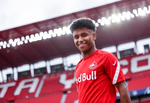 Karim Adeyemi, durante el entrenamiento del Salzburgo en el Ramón Sánchez-Pizjuán