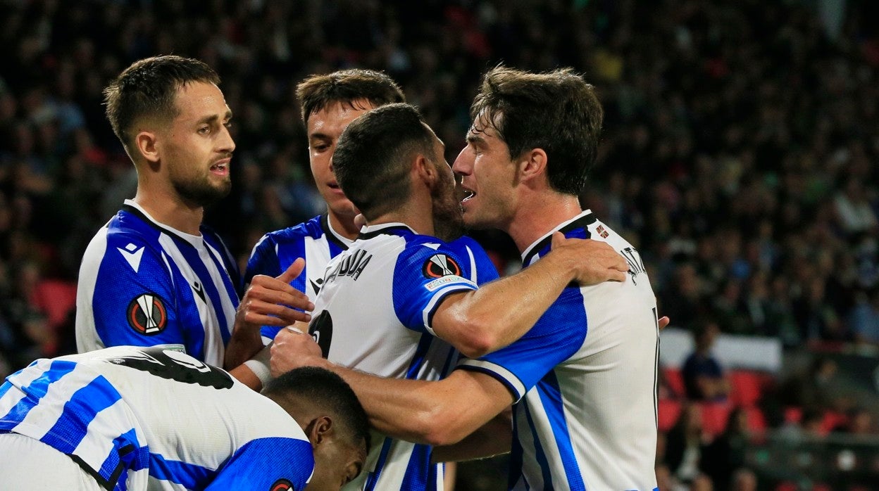 Los jugadores de la Real Sociedad celebran un gol ayer ante el PSV