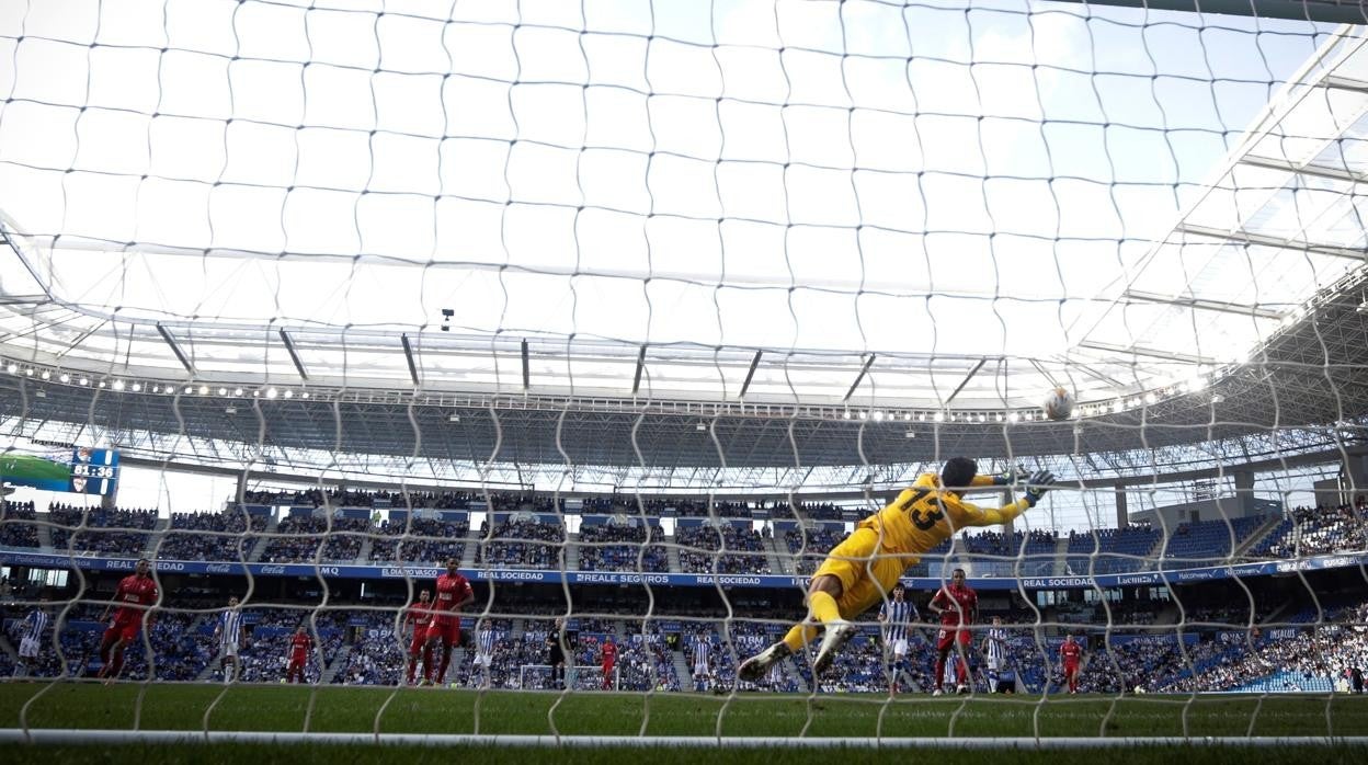Papu Gómez se lleva el balón ante Poru
