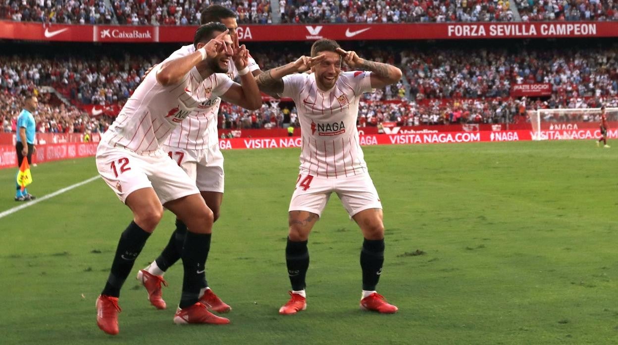 Rafa Mir celebra su gol al Valencia junto a Lamela y Papu Gómez