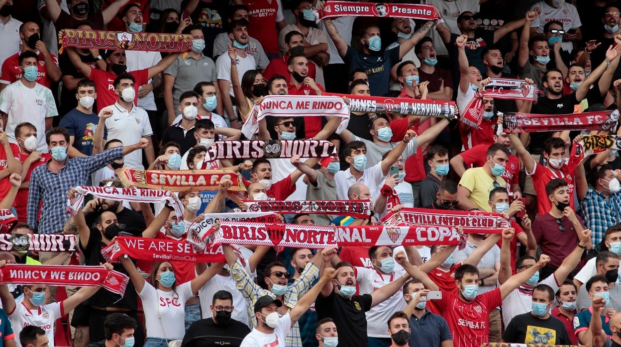 Aficionados del Sevilla en la grada del Sánchez-Pizjuán en el partido contra el Valencia