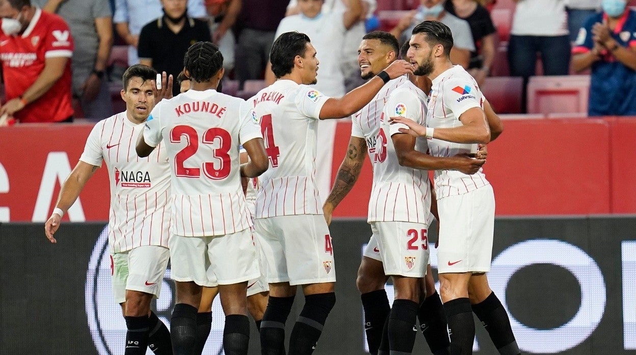 Los jugadores del Sevilla celebran uno de los goles