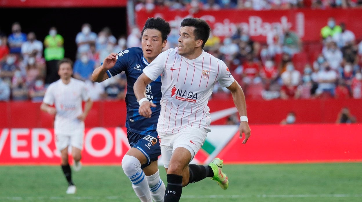 Acuña, perseguido por Wu Lei, corre con el balón