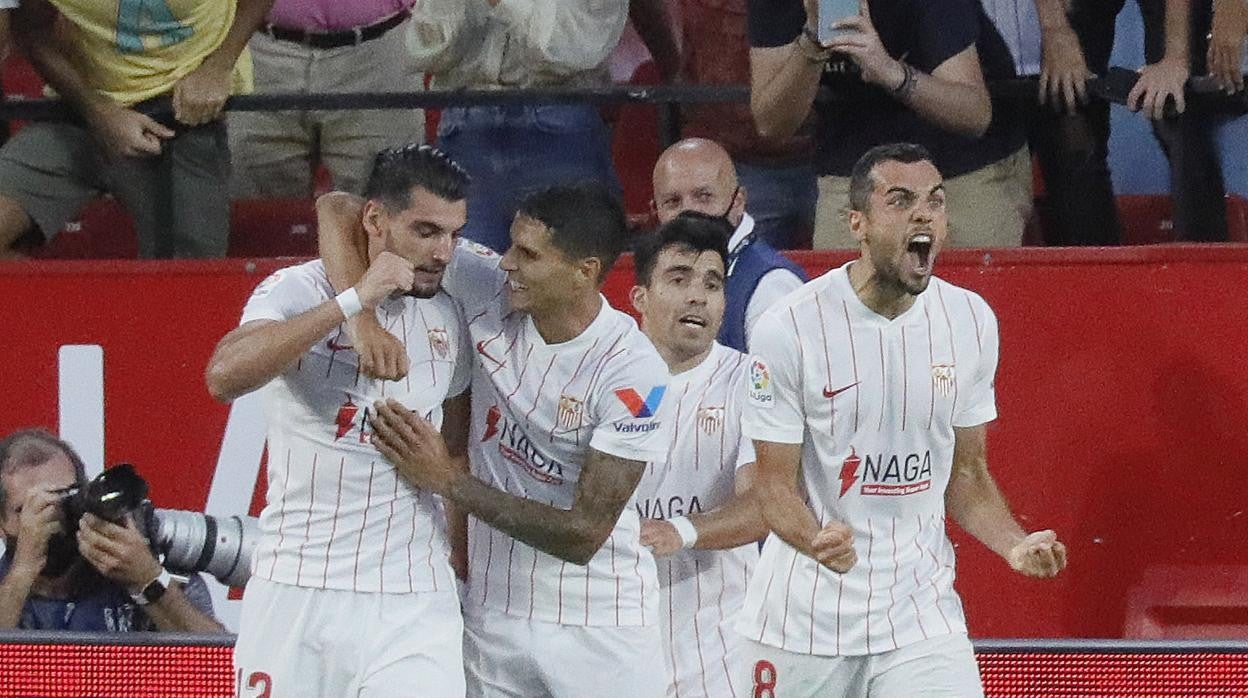 Los jugadores del Sevilla FC celebran el tanto de Rafa Mir, el segundo de los de Lopetegui